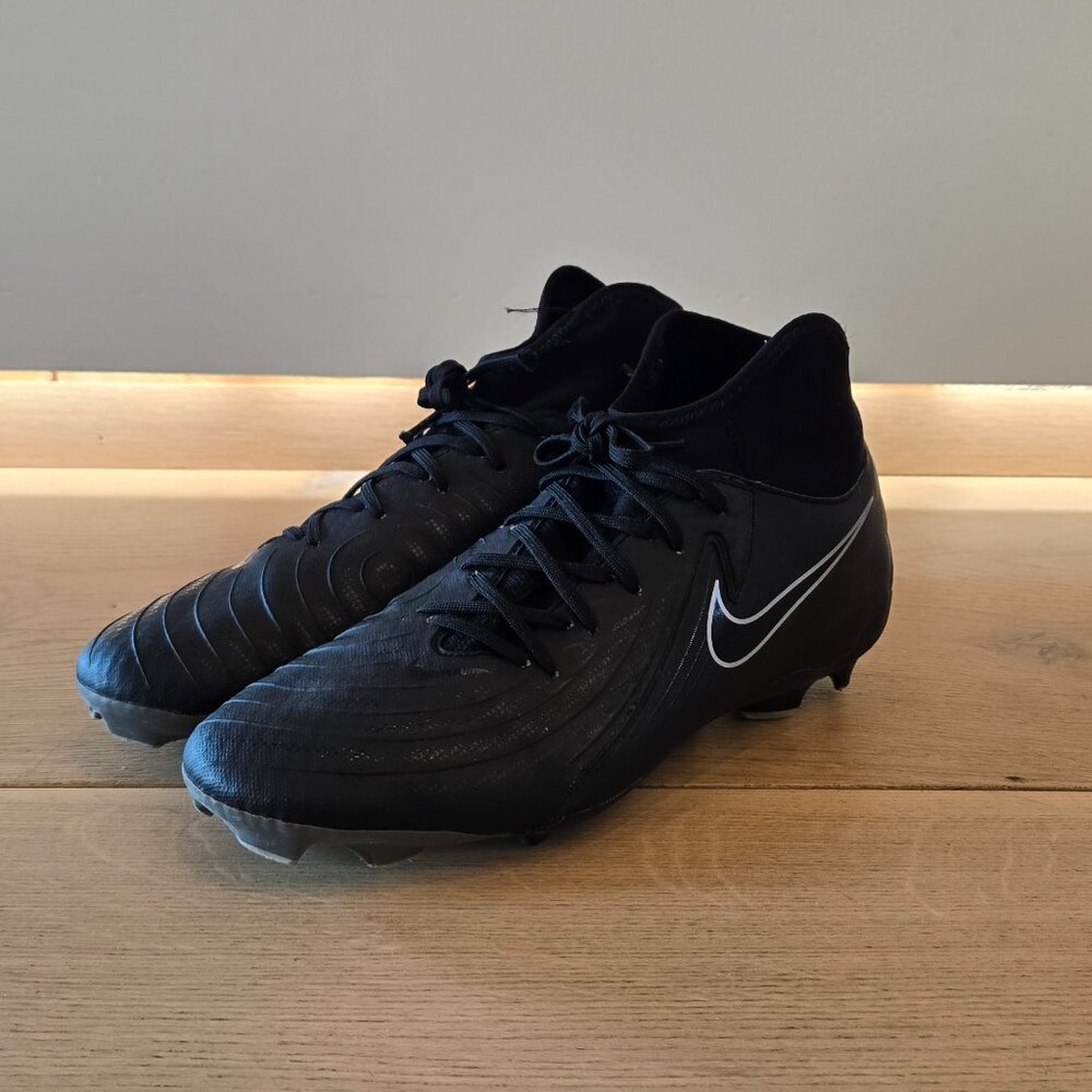 Nike Phantom Luna cleats